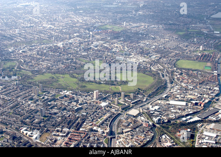 Vue aérienne au nord-ouest de Victoria Park Mabley Green Recreation Ground Rivière Lee A102 M habitat pavillonnaire Hackney London E2 E5 E Banque D'Images