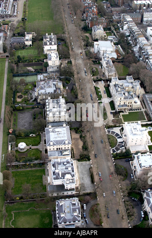 Vue aérienne au sud-est de maisons le long de Kensingon Palace Gardens Londres W8 England UK Banque D'Images