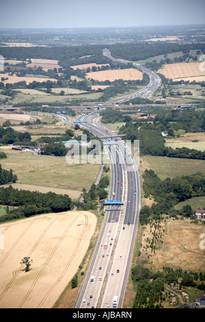 Vue aérienne au nord de l'autoroute M11 J16 AVEC M25 London Epping CM16 England UK oblique de haut niveau Banque D'Images