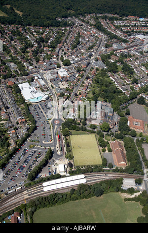 Vue aérienne au nord-ouest de la station de métro Loughton jeu supermarché Sainsburys et Roding Valley High School London IG10 Banque D'Images
