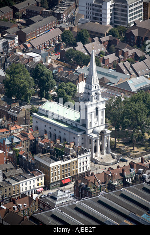 Vue aérienne au sud-est de Whitechapel église dédiée à St Mary Christopher Wren Tower Hamlets London E1 Angleterre UK High leve Banque D'Images