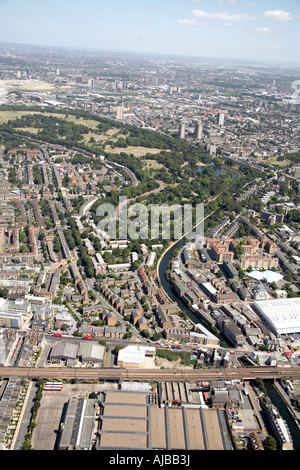 Vue aérienne est de Victoria Park Hertford Union Canal urban housing Tower Hamlets London E2 E3 England UK oblique de haut niveau Banque D'Images