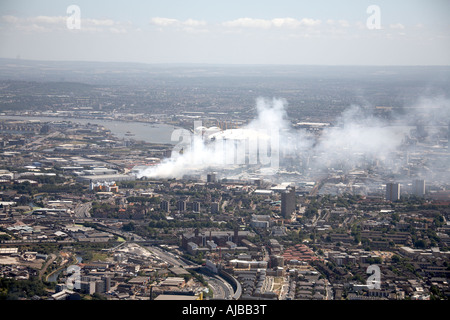 Vue aérienne au sud-est du Dôme du millénaire de fumée incendie Newham Tower Hamlets London E14 England UK oblique de haut niveau Banque D'Images