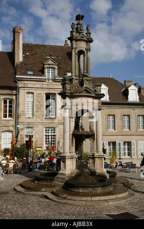 Autun, la pittoresque place en face de l'église cathédrale de Saint Lazare Banque D'Images