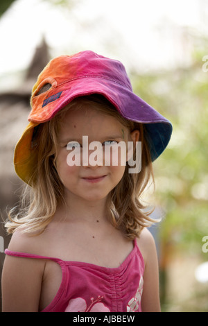 Les jeunes filles portant des violet et rose hat à Woodford Folk Festival Queensland Australie OD Banque D'Images