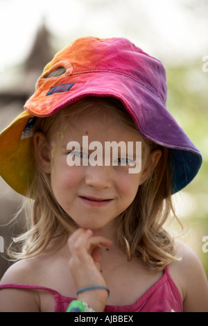 Les jeunes filles portant des violet et rose hat à Woodford Folk Festival Queensland Australie OD Banque D'Images