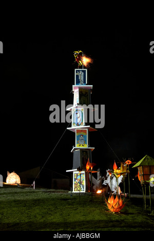 Tour ou château de cartes attraper descendre à incendie performance à Woodford Folk Festival Queensland Australie Banque D'Images