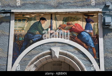 Peinture murale sur une porte sur un bâtiment près du port dans la région de Castro Urdiales Banque D'Images