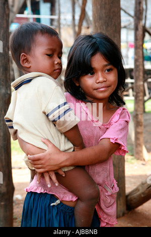 Les enfants khmers dans le village de Kompong Phhluk, Tonle Sap, Nr Siem Reap, Cambodge Banque D'Images