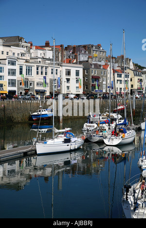 Guernesey - St Peter Port, les Reflets dans les eaux calmes de Victoria Marina Banque D'Images