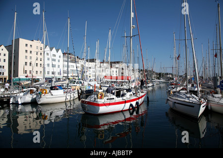 Guernesey - St Peter Port, reflets de l'eau à Victoria Marina comme un yacht quitte ses amarres Banque D'Images