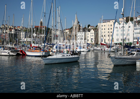 Guernesey - St Peter Port, Location de réflexions dans Victoria Marina montrant l'église du village Banque D'Images