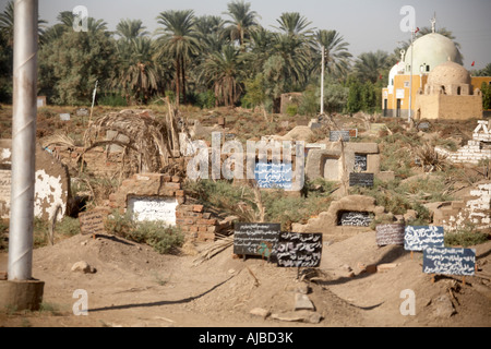 Petite mosquée avec tombes cimetière pierres tombales et près de Edfu dans la région du sud de l'Egypte du Sud Banque D'Images