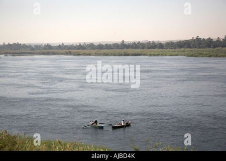 Deux petits bateaux sur la rivière du Nil près de Edfu dans la région de l'Afrique du sud de l'Egypte Banque D'Images