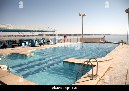 Piscine de l'hôtel avec le lac Nasser Abou Simbel au-delà dans le sud de l'Egypte supérieure Banque D'Images