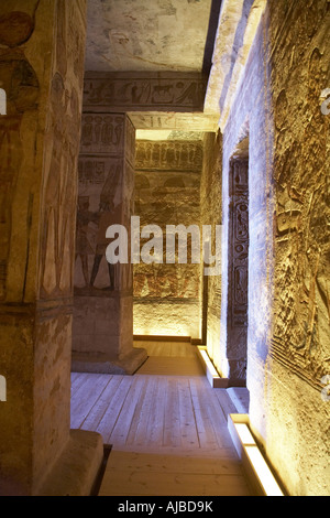 Colonnes en pierre sculptée avec des sculptures en relief dans le vestibule du Temple d'Abou Simbel Haute Egypte Afrique Banque D'Images