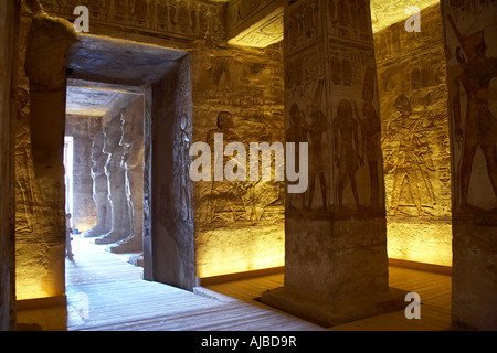 Vue du hall d'entrée d'vestiblule taillée dans la pierre solide dans le Temple d'Abou Simbel Haute Egypte Afrique Banque D'Images