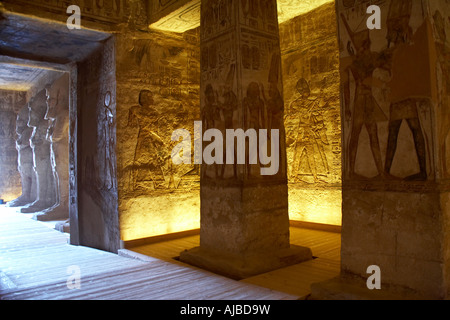 Vue du hall d'entrée d'vestiblule taillée dans la pierre solide dans le Temple d'Abou Simbel Haute Egypte Afrique Banque D'Images