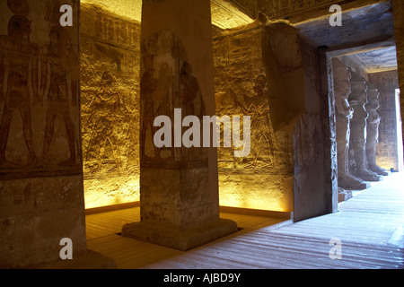 Vue du hall d'entrée d'vestiblule taillée dans la pierre solide dans le Temple d'Abou Simbel Haute Egypte Afrique Banque D'Images