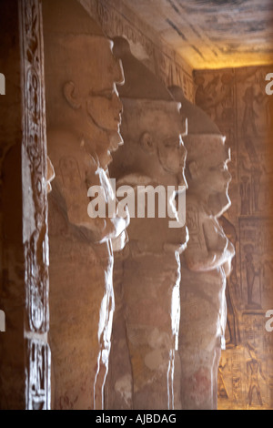 Cour principale hall flanqué de statues de Ramsès II, décrit comme Osiris le dieu de la vie éternelle au Temple d'Abou Simbel Egypte Banque D'Images