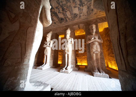 Hall Cour flanquée de statues de Ramsès II, décrit comme Osiris le dieu de l'au-delà dans le Temple d'Abou Simbel Egypte Banque D'Images