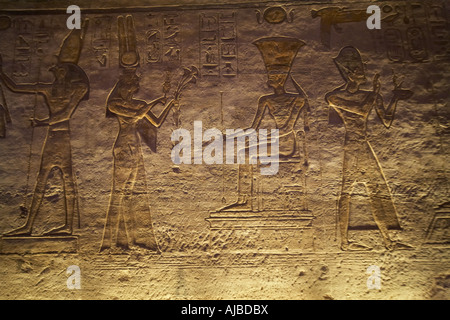 Sculpture de la reine Néfertari offrant des fleurs de lotus à Ankuis déesse d'Assouan, dans le petit temple d'Abou Simbel Haute Egypte Banque D'Images