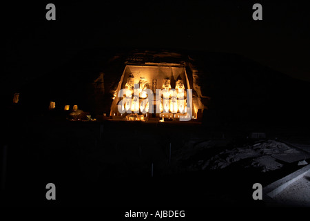 Sculpté géant des statues de Ramsès II illuminée la nuit à l'extérieur du Temple d'Abou Simbel Haute Egypte Afrique Banque D'Images