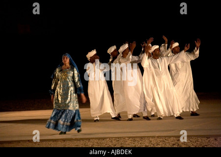 L'arabe de Nubie, danse folklorique de nuit à Abu Simbel Haute Egypte Afrique Banque D'Images