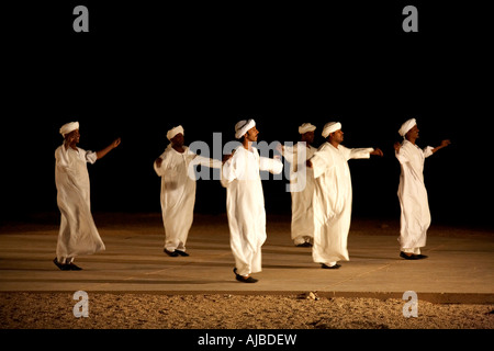 L'arabe de Nubie, danse folklorique de nuit à Abu Simbel Haute Egypte Afrique Banque D'Images