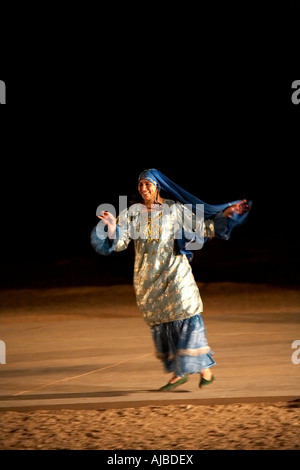 L'arabe de Nubie, danse folklorique de nuit à Abu Simbel Haute Egypte Afrique Banque D'Images