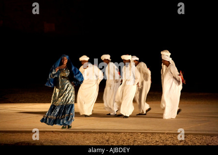 L'arabe de Nubie, danse folklorique de nuit à Abu Simbel Haute Egypte Afrique Banque D'Images