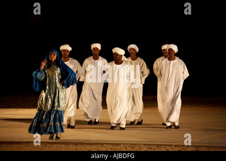 L'arabe de Nubie, danse folklorique de nuit à Abu Simbel Haute Egypte Afrique Banque D'Images