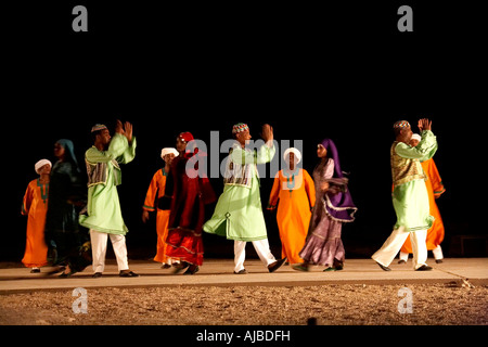 L'arabe de Nubie, danse folklorique de nuit à Abu Simbel Haute Egypte Afrique Banque D'Images