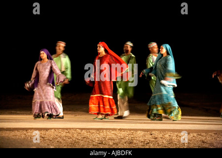 L'arabe de Nubie, danse folklorique de nuit à Abu Simbel Haute Egypte Afrique Banque D'Images