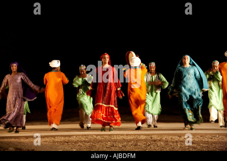 L'arabe de Nubie, danse folklorique de nuit à Abu Simbel Haute Egypte Afrique Banque D'Images