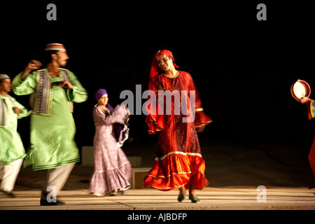 L'arabe de Nubie, danse folklorique de nuit à Abu Simbel Haute Egypte Afrique Banque D'Images