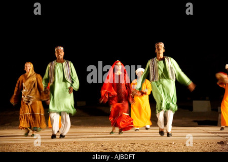 L'arabe de Nubie, danse folklorique de nuit à Abu Simbel Haute Egypte Afrique Banque D'Images