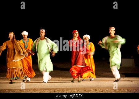 L'arabe de Nubie, danse folklorique de nuit à Abu Simbel Haute Egypte Afrique Banque D'Images