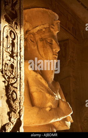 Statue de Ramsès II, décrit comme Osiris le dieu de l'au-delà dans le hall principal du Temple d'Abou Simbel Haute Egypte Afrique Banque D'Images
