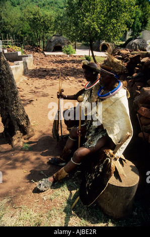 Personnes, ethniques, adultes hommes de Ndebele dans la tradition robe au village à thème, Afrique du Sud, culture, destinations, voyage historique Banque D'Images