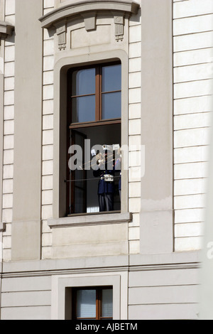Les trombonistes jouant hors de la fenêtre du château de Prague au cours de la relève de la garde Banque D'Images
