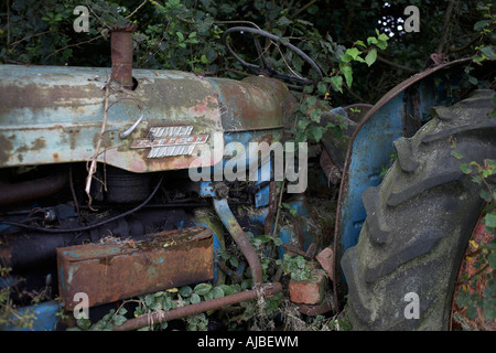 La rouille l'épave d'un tracteur Fordson Major réside dans les mauvaises herbes en végétation Y Ferwig, Pembrokeshire Wales Banque D'Images