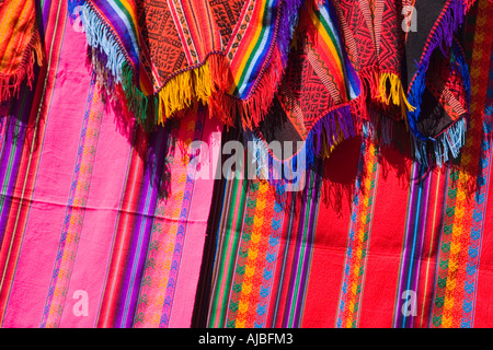 Tissus traditionnelle péruvienne des textiles en vente au marché de Pisac Pérou décrochage Banque D'Images