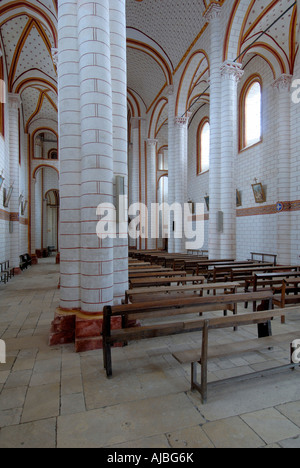 Intérieur du XI-XII siècle église romane de Saint Pierre colliegiate, Chauvigny, Vienne, France. Banque D'Images