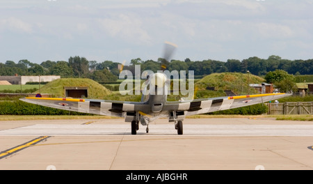 Supermarine Spitfire la seconde guerre mondiale, deux avions de chasse. 80e anniversaire en 2016 Banque D'Images