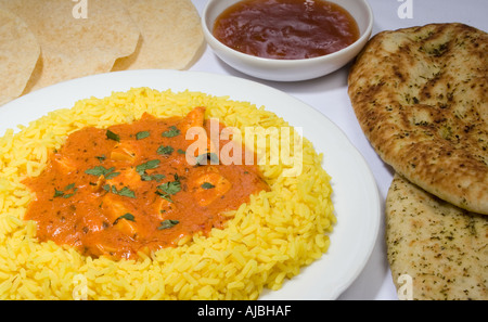 Repas indien avec du poulet Tikka Massala curcuma pain naan riz poppadoms et Chutney de mangues Banque D'Images