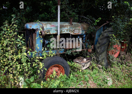 La rouille l'épave d'un tracteur Fordson Major réside dans les mauvaises herbes en végétation Y Ferwig, Pembrokeshire Wales Banque D'Images