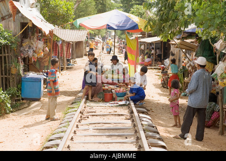 Cambodge Phnom Penh Village le long des voies de chemin de fer Banque D'Images