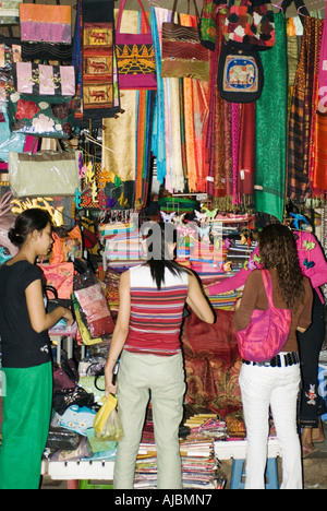 Cambodge Phnom Penh Shopping Filles Psar Tuol Tompong Marché Russe Banque D'Images