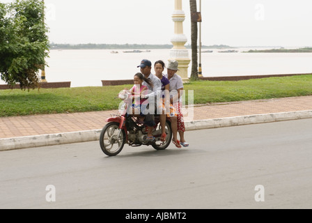 Cambodge Phnom Penh Homme conduisant sa famille sur une moto Banque D'Images